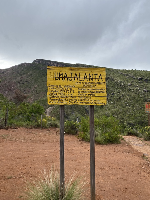 A sign designating Caverna de Umajalanta